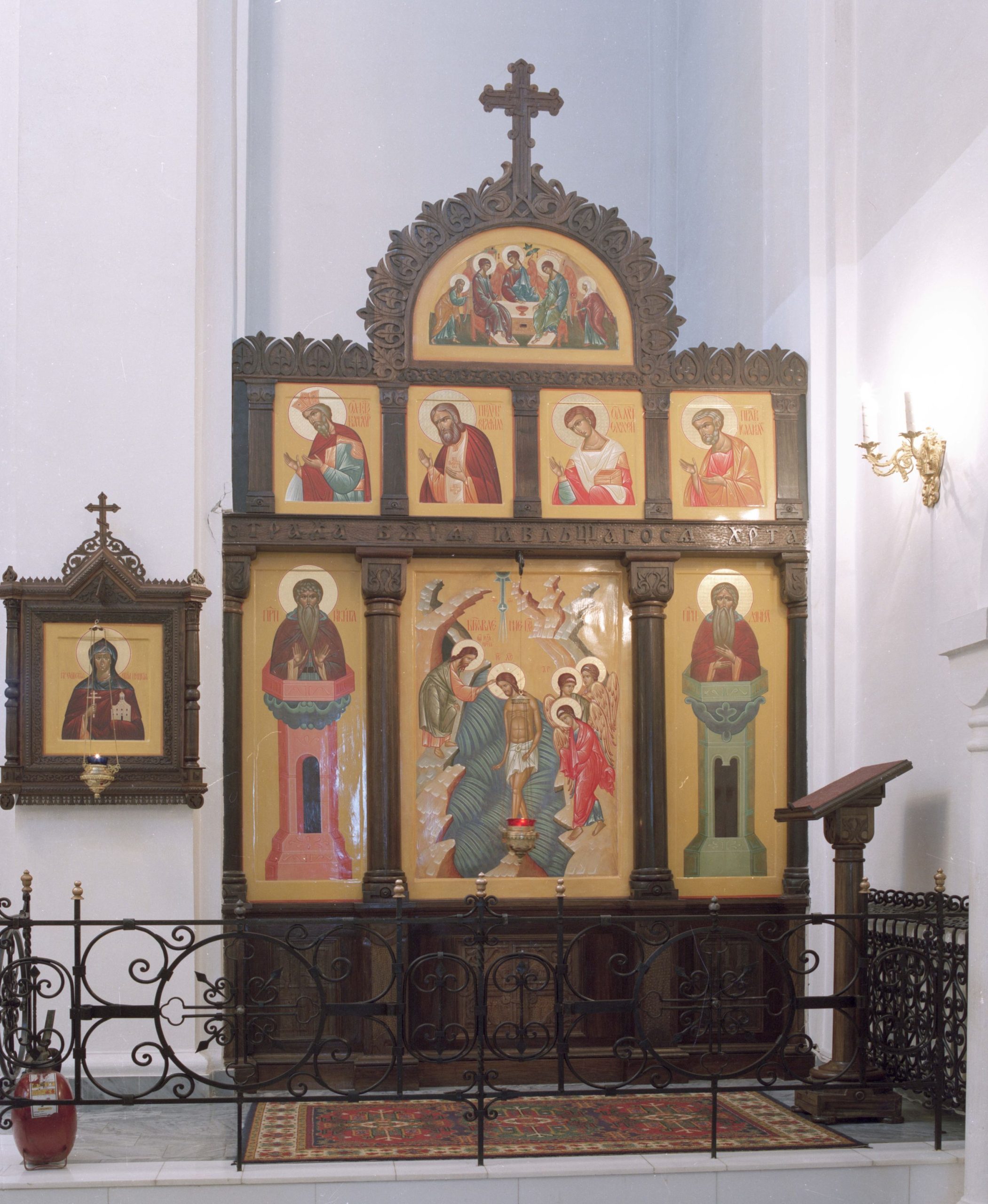 Иконостас храма в честь иконы всех скорбящих в городе Минск